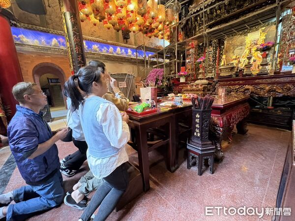 ▲梁先生帶來著400斤鮮採玉米至福興宮前與信眾結緣，分享兒子恢復健康的喜悅。（圖／記者游瓊華翻攝）