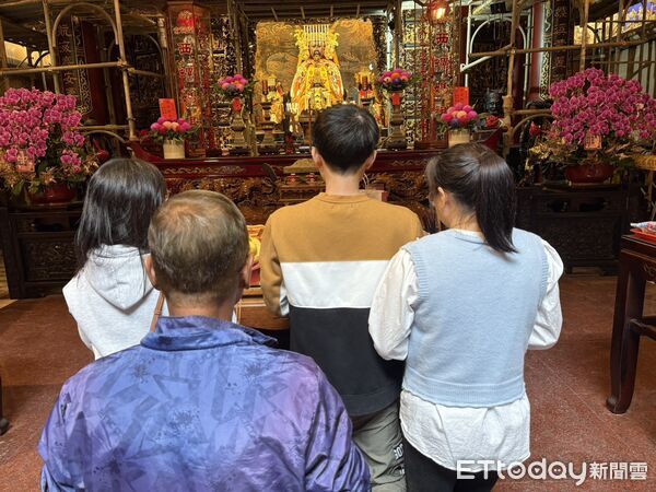 ▲梁先生帶來著400斤鮮採玉米至福興宮前與信眾結緣，分享兒子恢復健康的喜悅。（圖／記者游瓊華翻攝）