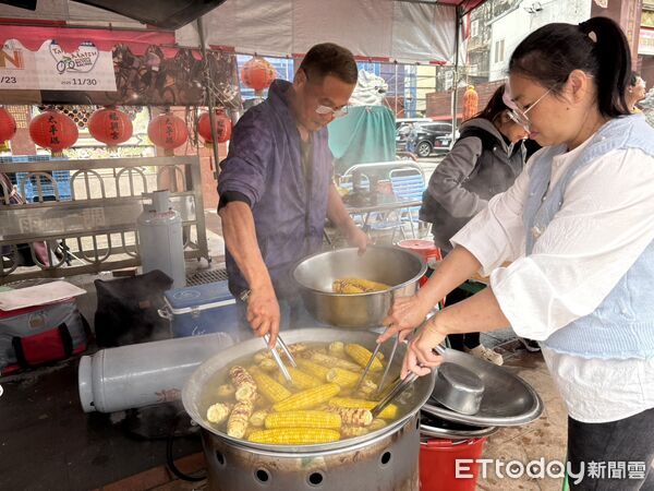 ▲梁先生帶來著400斤鮮採玉米至福興宮前與信眾結緣，分享兒子恢復健康的喜悅。（圖／記者游瓊華翻攝）