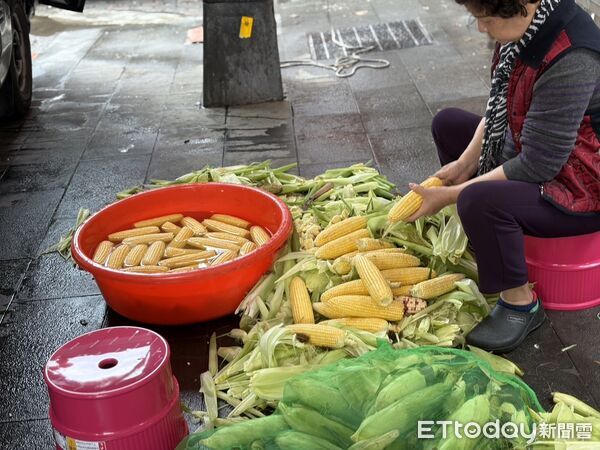 ▲梁先生帶來著400斤鮮採玉米至福興宮前與信眾結緣，分享兒子恢復健康的喜悅。（圖／記者游瓊華翻攝）