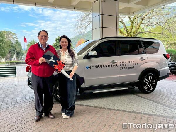 ▲王品戴勝益之女戴筱薇代表戴水教育基金會捐贈醫療巡迴車及超音波掃描儀。（圖／台中榮總埔里分院提供，下同）