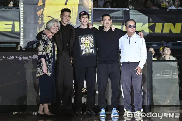 ▲▼林書豪球衣引退儀式，林書豪爸媽、大哥、弟弟林書緯到場見證。（圖／記者李毓康攝）