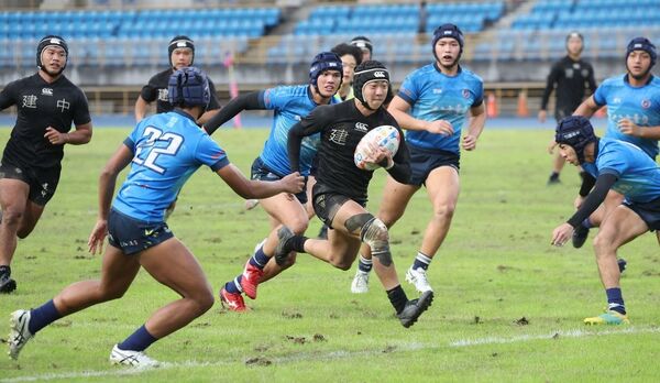 第六屆元坤盃國際大專七人制橄欖球邀請賽28日在台北田徑場圓滿落幕，首次舉辦的高中組賽事，「黑衫軍」台北市建國中學(黑衣)擊敗新北市竹圍高中，拿下冠軍獎盃。（圖／元坤運動文創產業有限公司提供）