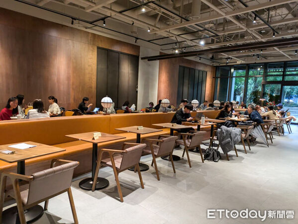 ▲路易莎集團「白霧時光」（圖／記者黃士原攝）