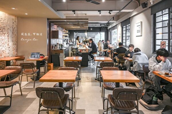 ▲▼大安站開到晚上11點深夜咖啡店。（圖／部落客周花花提供）