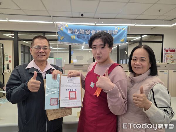 ▲台南市政府勞工局辦理「環境清潔維護班A」，10位慢飛天使歷經半年790小時訓練，順利完成結訓，準備迎向職場。（記者林東良翻攝，下同）