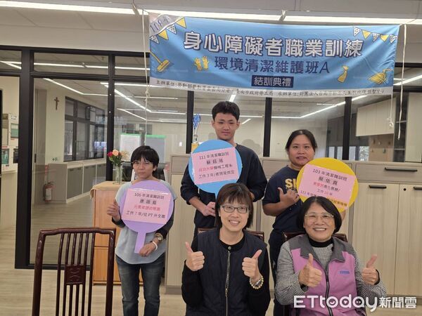 ▲台南市政府勞工局辦理「環境清潔維護班A」，10位慢飛天使歷經半年790小時訓練，順利完成結訓，準備迎向職場。（記者林東良翻攝，下同）