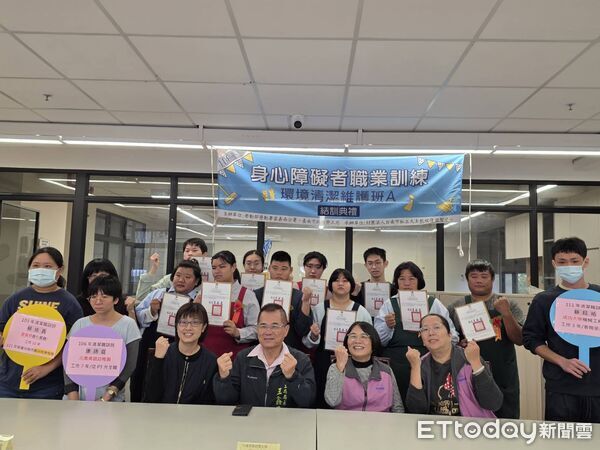 ▲台南市政府勞工局辦理「環境清潔維護班A」，10位慢飛天使歷經半年790小時訓練，順利完成結訓，準備迎向職場。（記者林東良翻攝，下同）
