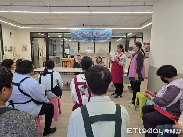 ▲台南市政府勞工局辦理「環境清潔維護班A」，10位慢飛天使歷經半年790小時訓練，順利完成結訓，準備迎向職場。（記者林東良翻攝，下同）