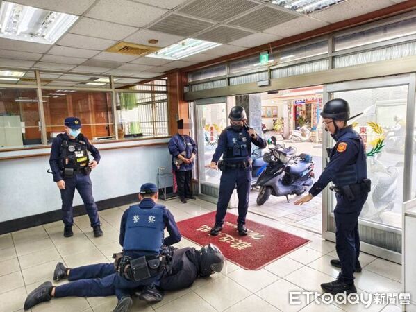 ▲台東警分局強化金融機構防搶演練。（圖／記者楊晨東翻攝）