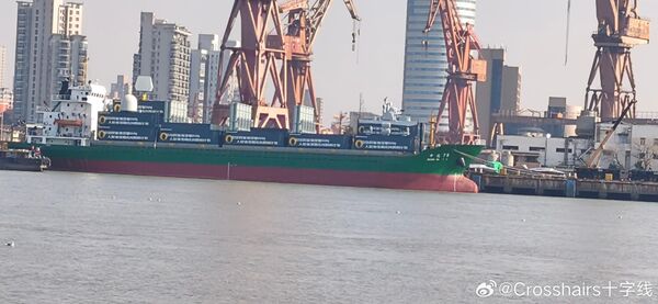 ▲▼上海滬東中華造船廠緊鄰著四川艦，再出現數架Ｃ型無人機，同時還有一艘滿載垂直發射系統與感測器的中型貨船。(圖／翻攝自微博／@Crosshairs十字線)