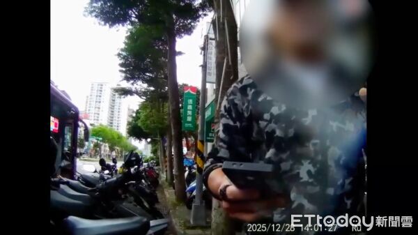 ▲▼姚男女友謝女（左）手持手機一路尾隨拍攝劉女（右），姚男向員警說明衝突原因             。（圖／記者陳以昇翻攝）