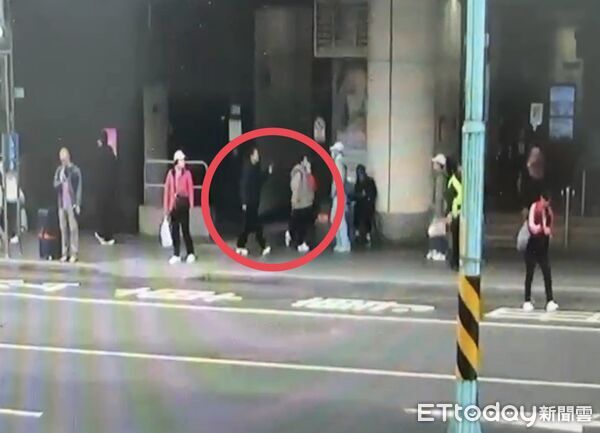 ▲▼姚男女友謝女（左）手持手機一路尾隨拍攝劉女（右），姚男向員警說明衝突原因             。（圖／記者陳以昇翻攝）