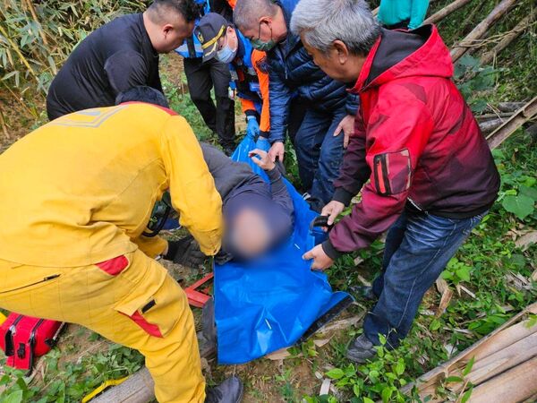 ▲八旬失智老翁外出失聯，警方動員警消與里民展開搜山行動。（記者林東良翻攝，下同）