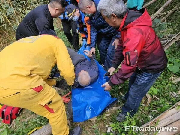 ▲八旬失智老翁外出失聯，警方動員警消與里民展開搜山行動。（記者林東良翻攝，下同）