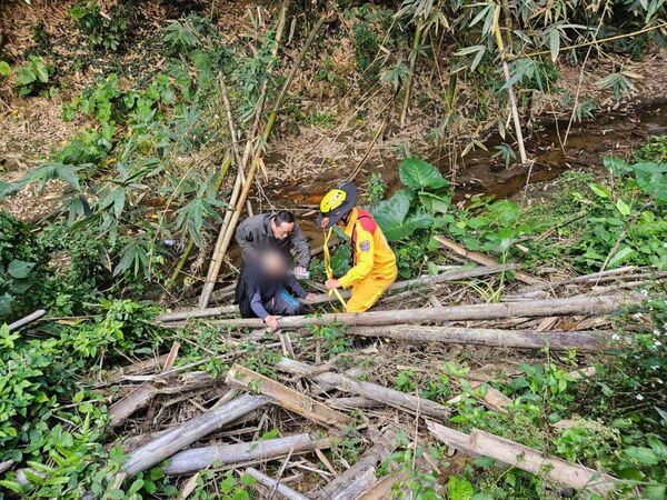 ▲八旬失智老翁外出失聯，警方動員警消與里民展開搜山行動。（記者林東良翻攝，下同）