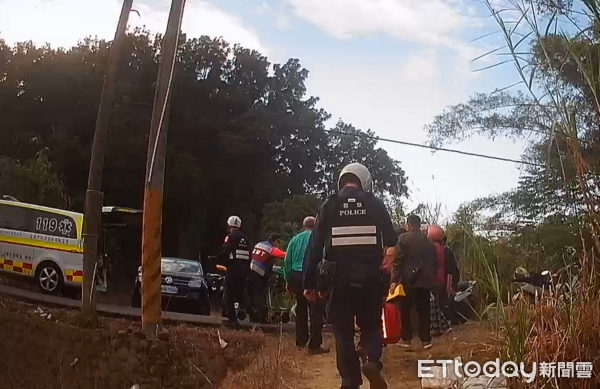 ▲八旬失智老翁外出失聯，警方動員警消與里民展開搜山行動。（記者林東良翻攝，下同）