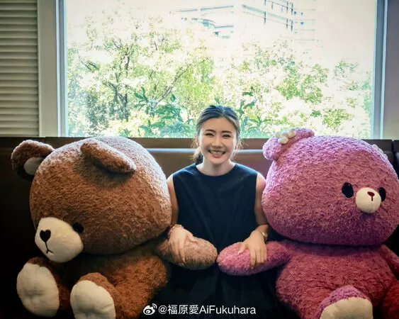 ▲▼福原愛二婚沒有結婚戒指，登記結婚後旅行發現懷孕。（圖／翻攝自微博）