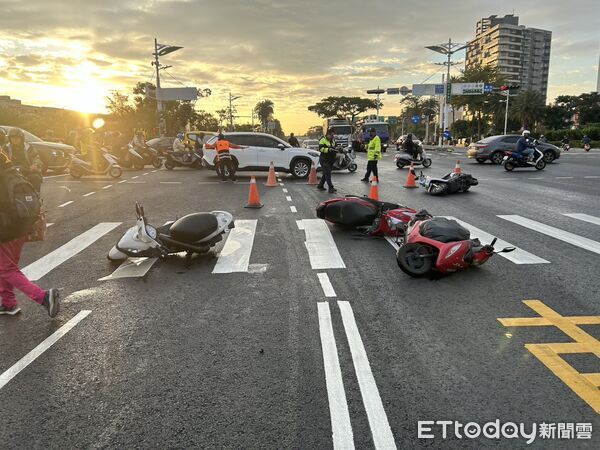 ▲▼起重機漏油釀禍！高雄騎士「連環摔車」4人送醫　驚悚畫面曝。（圖／記者賴文萱翻攝）