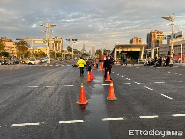 ▲▼起重機漏油釀禍！高雄騎士「連環摔車」4人送醫　驚悚畫面曝。（圖／記者賴文萱翻攝）