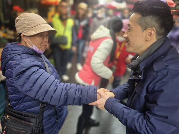 何志偉秀政見 提老人假牙定期維修政見(圖／何志偉辦公室提供)