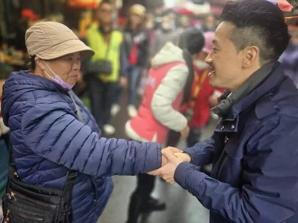 何志偉秀政見 提老人假牙定期維修政見(圖／何志偉辦公室提供)