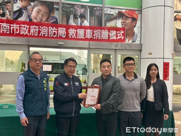 ▲桂田酒店董事長朱仁宗以母親朱張月桂名義，捐贈救護車予台南市消防局，配置於鹽水消防隊使用。（記者林東良翻攝，下同）