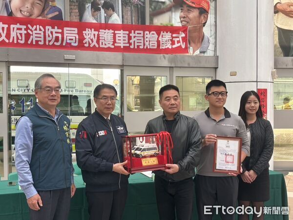 ▲桂田酒店董事長朱仁宗以母親朱張月桂名義，捐贈救護車予台南市消防局，配置於鹽水消防隊使用。（記者林東良翻攝，下同）