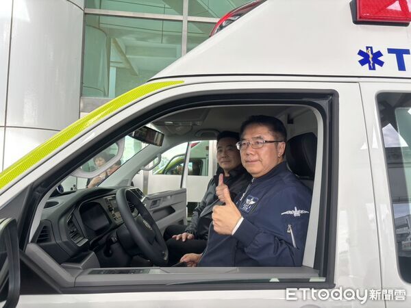 ▲桂田酒店董事長朱仁宗以母親朱張月桂名義，捐贈救護車予台南市消防局，配置於鹽水消防隊使用。（記者林東良翻攝，下同）