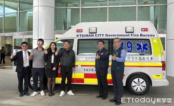 ▲桂田酒店董事長朱仁宗以母親朱張月桂名義，捐贈救護車予台南市消防局，配置於鹽水消防隊使用。（記者林東良翻攝，下同）