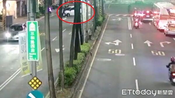 ▲▼    違規過馬路爆衝突！男趴引擎蓋「不給離開」　遭甩下車影像曝         。（圖／記者陳以昇翻攝）