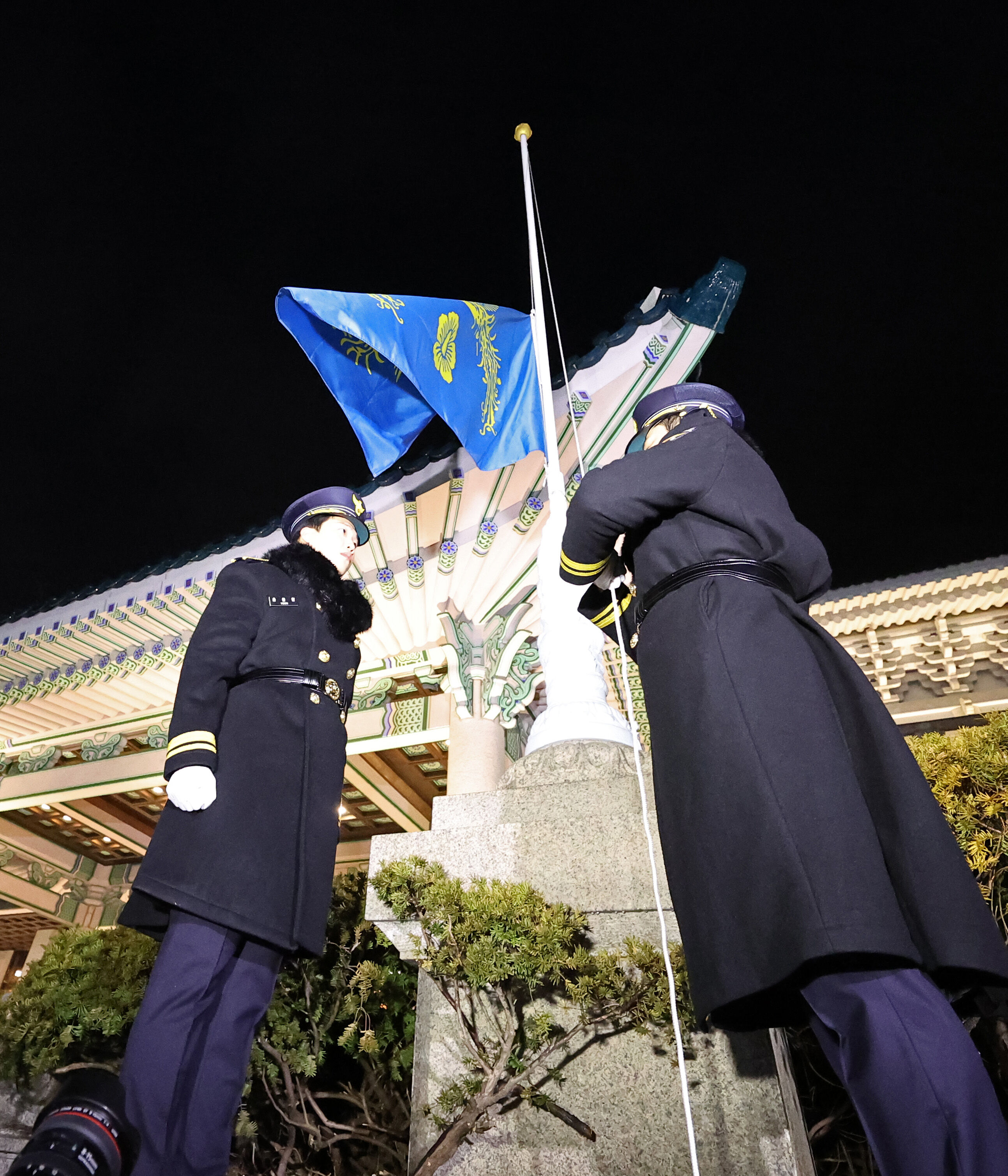 ▲▼青瓦台升起象徵南韓總統的鳳凰旗。(圖/達志影像)