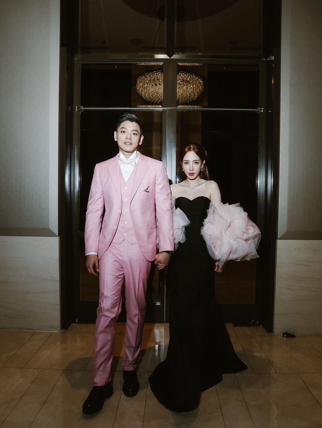 ▲▼愛雅洗澡遇強震　老公秒衝浴室「肉身護體」。（圖／翻攝自Facebook／愛雅（張艾亞））