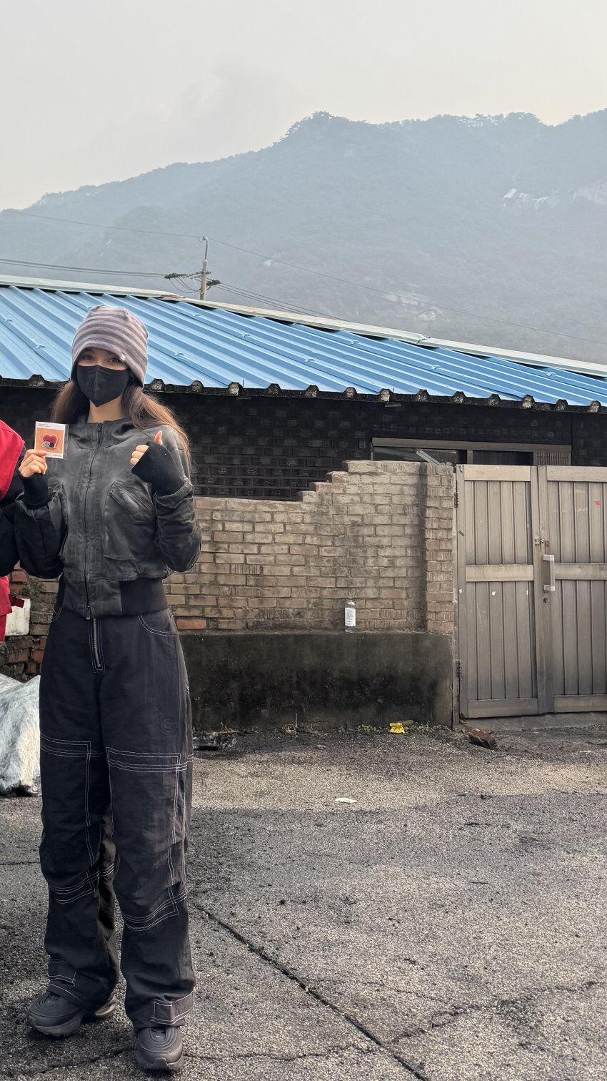 ▲▼NewJeans Danielle遭解約後首露面！　搬煤炭「燦笑發餅乾」照瘋傳。（圖／翻攝自NewJeans Gallery）