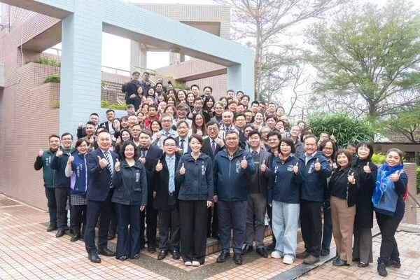 ▲數位實驗高中「感恩茶會暨校舍開放參觀日」合影。（圖／新竹市政府提供）