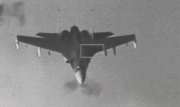 ▲國防部29日釋出空軍F-16戰機監控共軍殲-16機畫面。（圖／國防部提供）