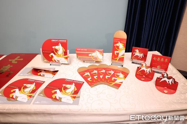 ▲▼總統府公布「馬年」春聯、紅包袋、福袋與賀年卡。（圖／記者徐文彬攝）
