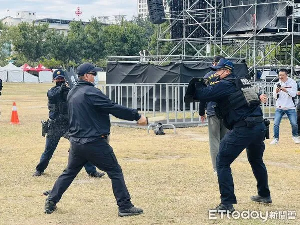 ▲台南市警局29日下午在永華市政中心西側廣場舉辦跨年晚會維安演練，市長黃偉哲親自到場視察。（記者林東良翻攝，下同）