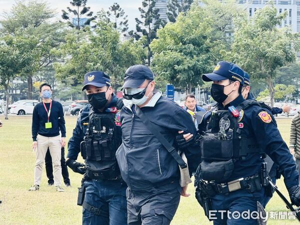 ▲台南市警局29日下午在永華市政中心西側廣場舉辦跨年晚會維安演練，市長黃偉哲親自到場視察。（記者林東良翻攝，下同）