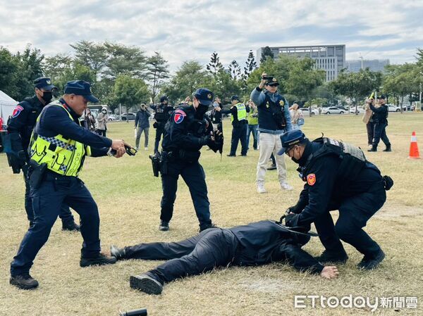 ▲台南市警局29日下午在永華市政中心西側廣場舉辦跨年晚會維安演練，市長黃偉哲親自到場視察。（記者林東良翻攝，下同）