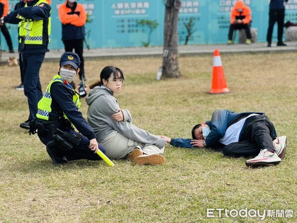 ▲台南市警局29日下午在永華市政中心西側廣場舉辦跨年晚會維安演練，市長黃偉哲親自到場視察。（記者林東良翻攝，下同）