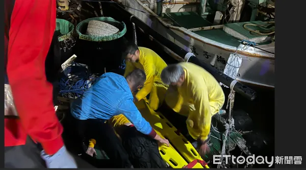 ▲東港義消鄭啟川父子即時救援溺水者。（圖／記者陳崑福翻攝）