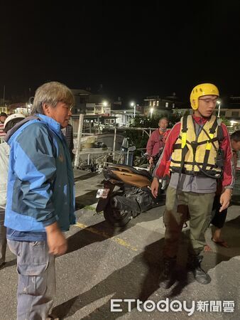 ▲東港義消鄭啟川父子即時救援溺水者。（圖／記者陳崑福翻攝）