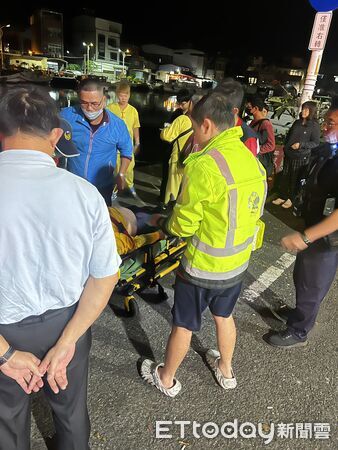 ▲東港義消鄭啟川父子即時救援溺水者。（圖／記者陳崑福翻攝）