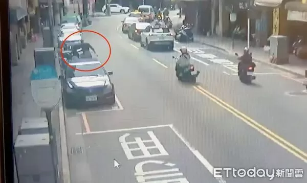 ▲▼監視器拍下薛男從機車置物箱拿出斧頭，警方查扣犯案用未開封斧頭，被害的陳男肩部、手部受傷             。（圖／記者陳以昇翻攝）