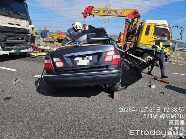▲40歲海巡空勤吊掛分隊上士國道車禍亡，胞妹醫院門口痛哭。（圖／記者唐詠絮翻攝，下同）