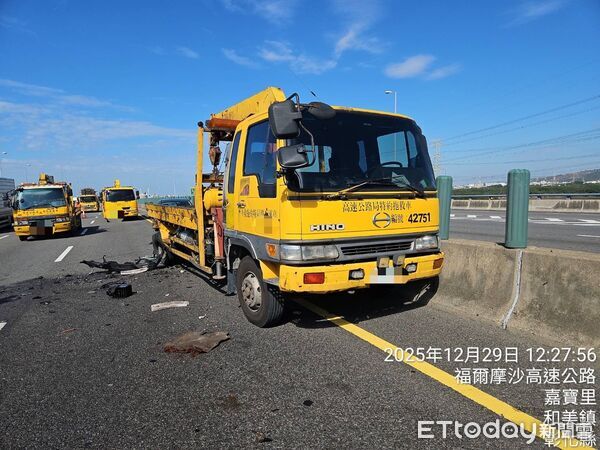 ▲40歲海巡空勤吊掛分隊上士國道車禍亡，胞妹醫院門口痛哭。（圖／記者唐詠絮翻攝，下同）
