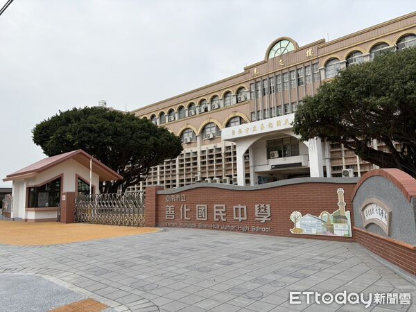 ▲善化國中通學步道完工啟用，圍牆內縮讓出行人空間，改善人車爭道問題。（記者林東良翻攝，下同）