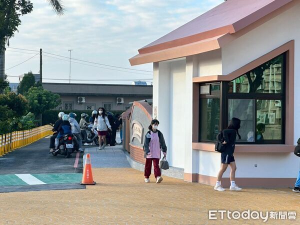 ▲善化國中通學步道完工啟用，圍牆內縮讓出行人空間，改善人車爭道問題。（記者林東良翻攝，下同）