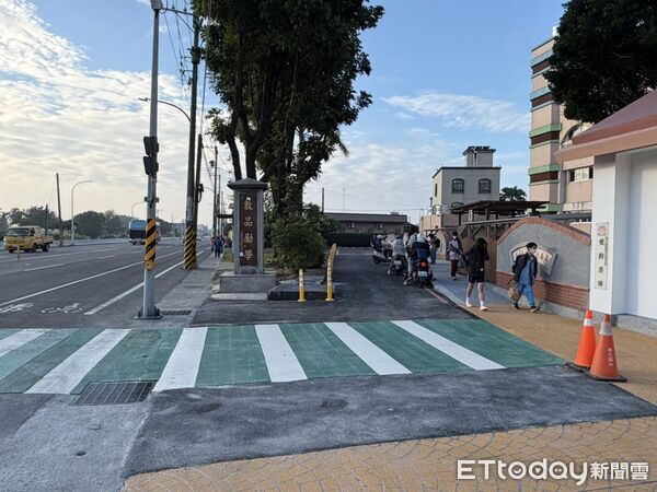 ▲善化國中通學步道完工啟用，圍牆內縮讓出行人空間，改善人車爭道問題。（記者林東良翻攝，下同）